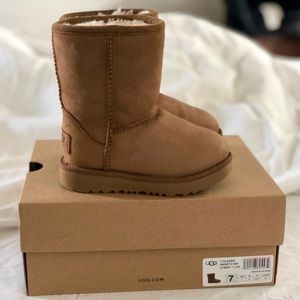 UGG T CLASSIC SHORT II WP SIZE 7 TODDLER